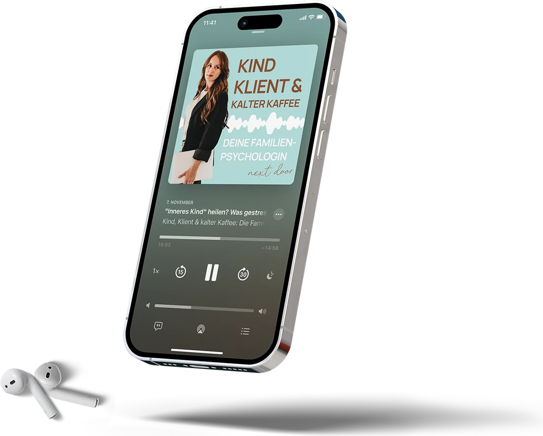 Smartphone mit dem Podcast „Kind, Klient & kalter Kaffee“